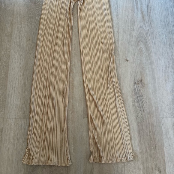 Prettylittlething Gold pants - Picture 2 of 2